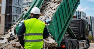 Вывоз строительного мусора в Луге: услуги лицензированной компании — ПроМусор
